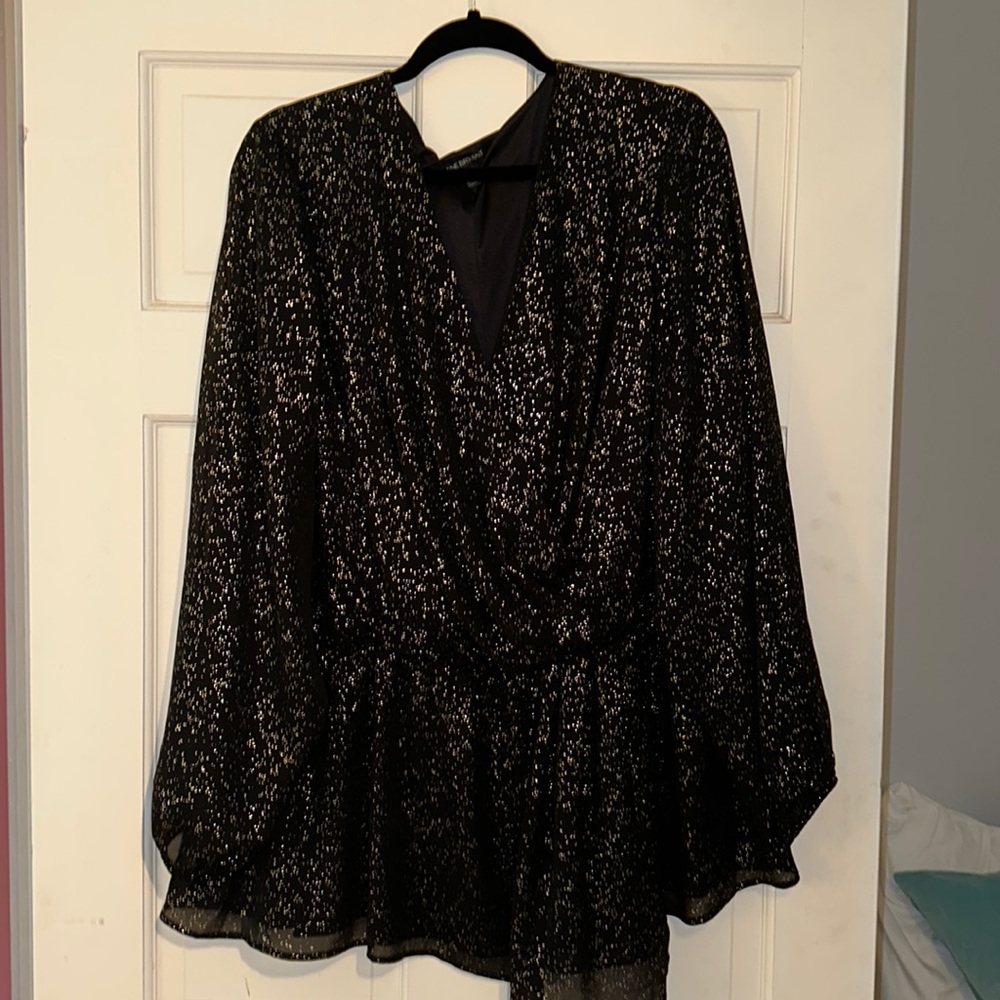 Black with gold v-neck long sleeve top!
